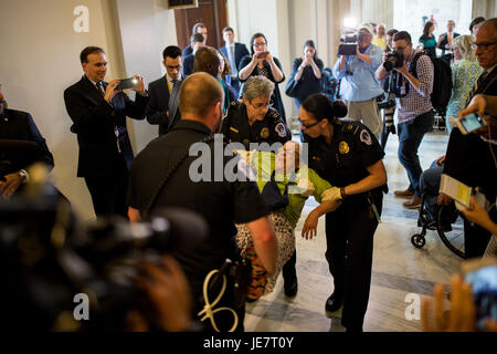 Washington, USA. 22 Juin, 2017. U.S. Capitol Police enlever une femme d'une protestation à l'intérieur du Sénat Russell Immeuble de bureaux sur la colline du Capitole à Washington, DC, États-Unis, le 22 juin 2017. Les dirigeants républicains du Sénat ont dévoilé leur projet de loi sur les soins de santé le jeudi. Credit : Ting Shen/Xinhua/Alamy Live News Banque D'Images