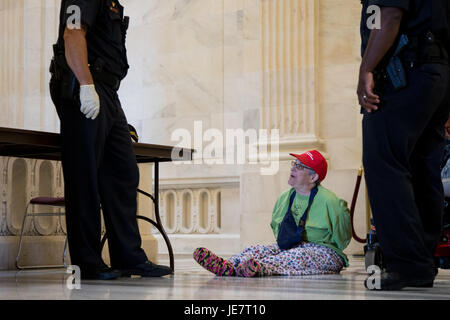 Washington, USA. 22 Juin, 2017. Une femme est détenu au cours d'une manifestation à l'intérieur du Sénat Russell Immeuble de bureaux sur la colline du Capitole à Washington, DC, États-Unis, le 22 juin 2017. Les dirigeants républicains du Sénat ont dévoilé leur projet de loi sur les soins de santé le jeudi. Credit : Ting Shen/Xinhua/Alamy Live News Banque D'Images