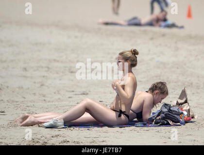 Los Angeles, Californie, USA. 22 Juin, 2017. Les gens de soleil à Venice Beach, en Californie, jeudi 22 juin, 2017. Le neuvième jour de la vague de chaleur de la région, un drapeau rouge.avertissement signifiant un risque élevé d'incendies de forêt est en vigueur aujourd'hui à la partie du comté de Los Angeles des montagnes San Gabriel, une région qui comprend aussi l'Angeles National Forest. Ringo : crédit Chiu/ZUMA/Alamy Fil Live News Banque D'Images