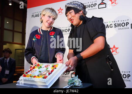 Tokyo, Japon. 22 Juin, 2017. La chanteuse canadienne Carly Rae Jepsen et assiste à un événement pour commémorer le 10e anniversaire de la mode japonaise Shueisha site boutique du pavillon au Royal Garden Cafe Aoyama à Tokyo le 22 juin 2017. Jepsen a été choisi comme l'icône de l'atelier, et la mode japonaise Yoko conseiller Fuchigami (Robert Akiyama) s'est joint à la célébration. Credit : Naoki Nishimura/AFLO/Alamy Live News Banque D'Images