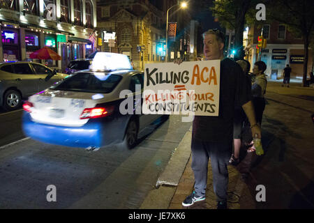 Philadelphie, USA. 22 Juin, 2017. Les manifestants se rassemblent devant le bureau du sénateur américain Pat Toomey (R-PA) pour une veillée de fin de soirée pour protester contre le plan de réforme des soins de GOP, le jeudi 22 juin 2017. Crédit : Michael Candelori/Alamy Live News Banque D'Images