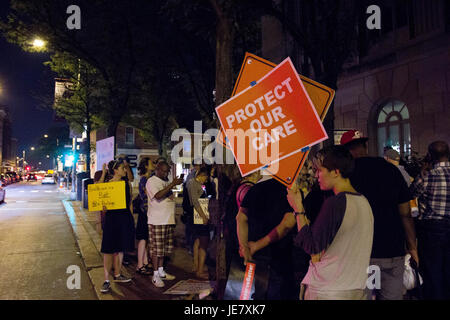 Philadelphie, USA. 22 Juin, 2017. Les manifestants se rassemblent devant le bureau du sénateur américain Pat Toomey (R-PA) pour une veillée de fin de soirée pour protester contre le plan de réforme des soins de GOP, le jeudi 22 juin 2017. Crédit : Michael Candelori/Alamy Live News Banque D'Images