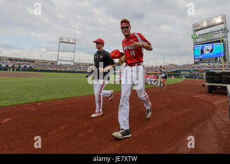 Omaha, NE USA. 22 Juin, 2017. Louisville pitcher Kade McClure # 19 a de l'amusement avant jeu 10 du 2017 NCAA Men's College World Series entre TCU Horned Frogs vs Louisville Cardinals au TD Ameritrade Park à Omaha, NE.Participation : 24 985.TCU a gagné 4-3.Jimmy Rash/Cal Sport Media/Alamy Live News Banque D'Images
