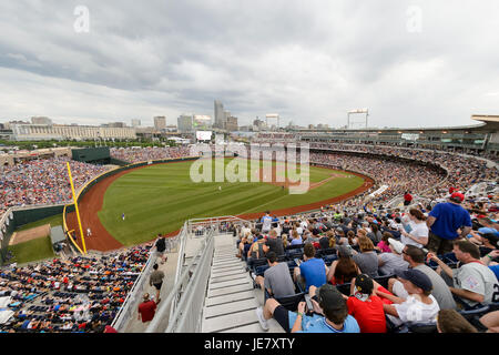 Omaha, NE USA. 22 Juin, 2017. TD Ameritrade Park pendant la partie 10 de la NCAA 2017 Men's College World Series entre TCU Horned Frogs vs Louisville Cardinals au TD Ameritrade Park à Omaha, NE.Participation : 24 985.TCU a gagné 4-3.Jimmy Rash/Cal Sport Media/Alamy Live News Banque D'Images