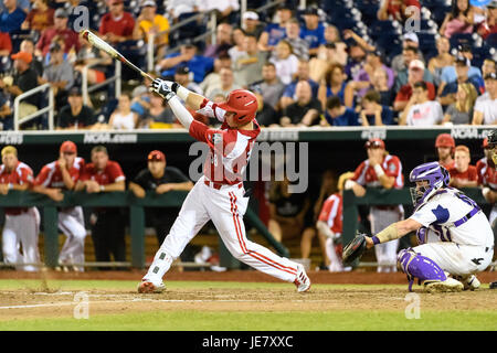 Omaha, NE USA. 22 Juin, 2017. Louisville's Brendan McKay # 38 en action pendant la partie 10 de la NCAA 2017 Men's College World Series entre TCU Horned Frogs vs Louisville Cardinals au TD Ameritrade Park à Omaha, NE.Participation : 24 985.TCU a gagné 4-3.Jimmy Rash/Cal Sport Media/Alamy Live News Banque D'Images