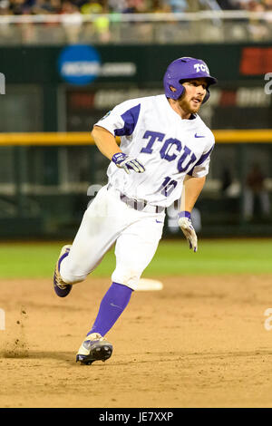 Omaha, NE USA. 22 Juin, 2017. TCU Zach Humphreys # 10 en action pendant la partie 10 de la NCAA 2017 Men's College World Series entre TCU Horned Frogs vs Louisville Cardinals au TD Ameritrade Park à Omaha, NE.Participation : 24 985.TCU a gagné 4-3.Jimmy Rash/Cal Sport Media/Alamy Live News Banque D'Images