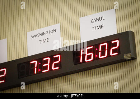 Bydgoszcz, Pologne. 22 Juin, 2017. En temps horloges montrant quatre fuseaux horaires différents sont vus en amont d'une conférence de presse sur l'interopérabilité CWIX semaines de formation. Credit : Jaap Arriens/Alamy Live News Banque D'Images