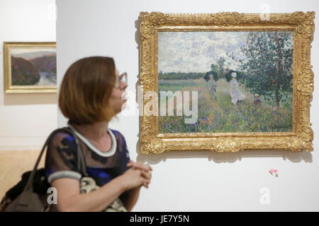 Vancouver, Canada. 22 Juin, 2017. Peinture à l'huile de Claude Monet est à l'affiche pendant un essai de la "Claude Monet's Secret Garden' exposition à la Vancouver Art Gallery, à Vancouver, Canada, le 22 juin, 2017. L 'Claude Monet's Secret Garden' présentera 38 tableaux qui sont considérés comme des maîtres de l'Impressionnisme Claude Monet's la plupart des collections remarquables. L'exposition est prévue pour la période du 24 juin au 1 octobre. Credit : Liang Sen/Xinhua/Alamy Live News Banque D'Images