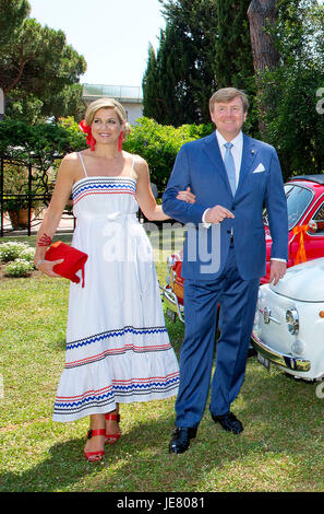 Milan, Italie. 22 Juin, 2017. Le roi Willem-Alexander et La Reine Máxima des Pays-Bas à l'Ambassade des Pays-Bas à Rome, le 22 juin 2017, pour une réunion avec la communauté néerlandaise au 3ème jour de la visite d'État en Italie Photo : Albert Nieboer/Pays-Bas/Point de vue - PAS DE SERVICE DE FIL - Photo : Albert Nieboer/RoyalPress/dpa/Alamy Live News Banque D'Images