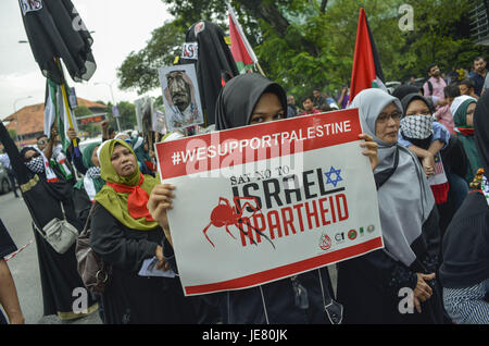 Kuala Lumpur, Kuala Lumpur, Malaisie. 23 Juin, 2017. Manifestant tenir des banderoles, qu'ils démontrent à l'assemblée annuelle de marquage al-Qods Day, ou Journée de Jérusalem, le dernier vendredi du mois du Ramadan à l'extérieur de l'ambassade des Etats-Unis à Kuala Lumpur. Credit : Kepy/ZUMA/Alamy Fil Live News Banque D'Images