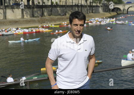 Julien mattia / le pictorium - paris célèbre l'olympisme - 23/06/2017 - FRANCE / Paris - Tony Estanguet, co-président de la candidature de Paris pour les JO-2024. canoë sur la seine. quelques semaines avant les Jeux olympiques et paralympiques ont été attribués par le Comité international olympique (CIO) en 2024, Paris est plus que jamais mobilisé autour de sa candidature et a organisé deux jours où le cœur de paris s'est transformé en un parc olympique. Banque D'Images