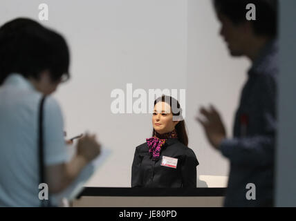 Tokyo, Japon. 22 Juin, 2017. Ce robot humanoïde 'Otonaroid', développé par l'Université d'Osaka le Professeur Hiroshi Ishiguro est affiché comme il est exposition permanente au Musée National des Sciences Émergentes et de l'innovation ou Miraikan à Tokyo, le jeudi 22 juin, 2017. Le Otonaroid est un android télécommandée qui peut rendre une conversation avec les visiteurs du musée. Credit : Yoshio Tsunoda/AFLO/Alamy Live News Banque D'Images