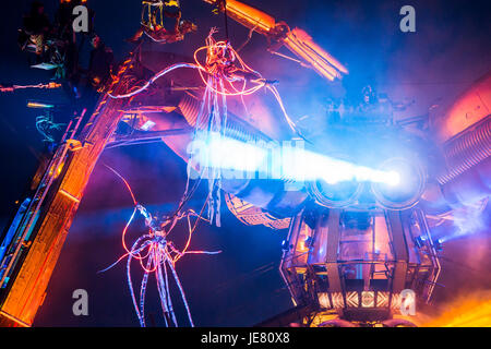 Glastonbury, Somerset, Royaume-Uni. 22 Juin, 2017. La Métamorphose Show à Arcadia - Le festival de Glastonbury en 2017, digne ferme. Glastonbury, le 22 juin 2017 Crédit : Guy Bell/Alamy Live News Banque D'Images