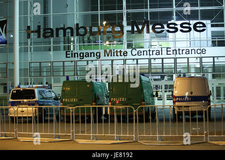 Hambourg, Allemagne. 22 Juin, 2017. Barrières de contrôle des foules et des véhicules de police à l'extérieur de l'exhibition à Hambourg, Allemagne, 22 juin 2017. La police dans la ville ont commencé les préparatifs pour le prochain sommet du G20. La réunion des chefs des 20 plus grandes économies se tiendra entre le 7 et 8 juillet 2017. Photo : Bodo Marks/dpa/Alamy Live News Banque D'Images