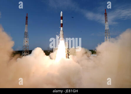 Sriharikota, Inde. 23 Juin, 2017. L'Organisation indienne de recherche spatiale (ISRO) plus fiable du rocket Polas (PSLV) décolle de Satish Dhawan Space Centre de Sriharikota, en Inde, avec le Cartosat-2 satellite d'observation de la terre et 30 autres satellites nano le 23 juin 2017. L'Inde a lancé avec succès 31 satellites, y compris un satellite d'observation de la terre, en un seul espace mission vendredi de l'Astroport du sud de Sriharikota. Credit : ISRO pics/Xinhua/Alamy Live News Banque D'Images