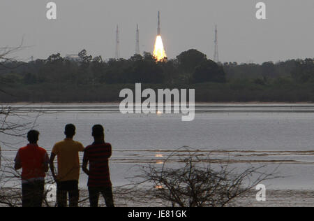 Sriharikota, Inde. 23 Juin, 2017. L'Organisation indienne de recherche spatiale (ISRO) plus fiable du rocket Polas (PSLV) décolle de Satish Dhawan Space Centre de Sriharikota, en Inde, avec le Cartosat-2 satellite d'observation de la terre et 30 autres satellites nano le 23 juin 2017. L'Inde a lancé avec succès 31 satellites, y compris un satellite d'observation de la terre, en un seul espace mission vendredi de l'Astroport du sud de Sriharikota. Credit : Stringer/Xinhua/Alamy Live News Banque D'Images