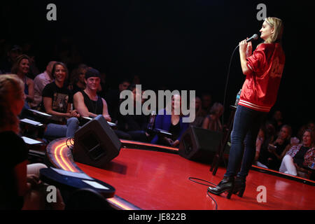 Hollywood, Californie, USA. 22 Juin, 2017. Rachael O'Brien, à faire face à l'avant, 3ème conférence annuelle "Rire Il  avant' Spectacle au magasin de la Comédie, en Californie le 22 juin 2017. Credit : Faye Sadou/MediaPunch MediaPunch Crédit : Inc/Alamy Live News Banque D'Images