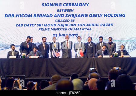 Kuala Lumpur. 23 Juin, 2017. Photo prise le 23 juin 2017 montre la cérémonie de signature, à Kuala Lumpur, Malaisie. La Chine Zhejiang Geely Holding Group le vendredi a signé un accord pour acquérir une participation de 49,9  % dans la Malaisie Proton constructeur automobile, 30 jours après un premier accord a été conclu entre Geely et DRB-Hicom, le conglomérat malaisien qui détient 100  % de proton. Credit : Chong Chung Voon/Xinhua/Alamy Live News Banque D'Images