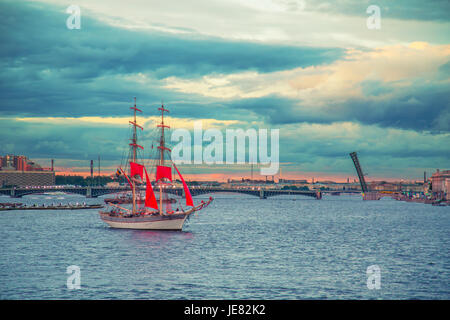 Saint-pétersbourg, Russie. 22 Juin, 2017. Brig avec voiles écarlates sur la Neva. La répétition de la maison de vacances pour l'école secondaire 'Scarlet Sails'. Saint-pétersbourg, Russie - le 22 juin 2017. Credit : Elizaveta Larionova/Alamy Live News Banque D'Images