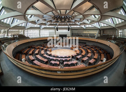 Düsseldorf, Allemagne. 22 Juin, 2017. La chambre de l'état de Rhénanie du Nord-Westphalie le parlement avec un nouveau plan de salle à Duesseldorf, Allemagne, 22 juin 2017. Un accord de coalition entre les conservateurs de la CDU et le FDP libéral de marché devrait être signée dans les semaines à venir. Le nouveau premier ministre de l'Etat sera élu mardi. Photo : Federico Gambarini/dpa/Alamy Live News Banque D'Images