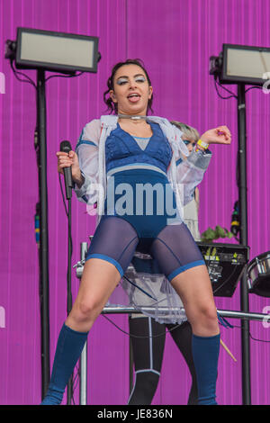 Glastonbury, Royaume-Uni. 23 Jun, 2017. Charli XCX joue l'autre scène pour un public enthousiaste - Le festival de Glastonbury en 2017, digne ferme. Glastonbury, 23 juin 2017 Crédit : Guy Bell/Alamy Live News Banque D'Images