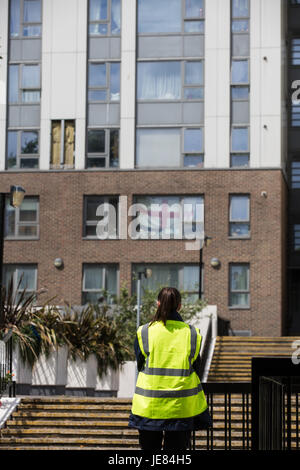 Londres, Royaume-Uni. 23 Juin, 2017. Un bardage a été retiré pour des tests à Dorney Tower sur le Chalcots Estate à Camden, ainsi que des habillages de Taplow Tower, Tour de Burnham et Bray Tower sur le même domaine, à la suite de l'incendie de la tour de Grenfell à North Kensington, où un type semblable de bardage ont été installés lors de travaux de rénovation. Credit : Mark Kerrison/Alamy Live News Banque D'Images