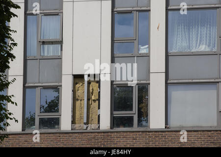 Londres, Royaume-Uni. 23 Juin, 2017. Un bardage a été retiré pour des tests à Dorney Tower sur le Chalcots Estate à Camden, ainsi que des habillages de Taplow Tower, Tour de Burnham et Bray Tower sur le même domaine, à la suite de l'incendie de la tour de Grenfell à North Kensington, où un type semblable de bardage ont été installés lors de travaux de rénovation. Credit : Mark Kerrison/Alamy Live News Banque D'Images