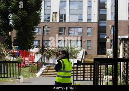 Londres, Royaume-Uni. 23 Juin, 2017. Un bardage a été retiré pour des tests à Dorney Tower sur le Chalcots Estate à Camden, ainsi que des habillages de Taplow Tower, Tour de Burnham et Bray Tower sur le même domaine, à la suite de l'incendie de la tour de Grenfell à North Kensington, où un type semblable de bardage ont été installés lors de travaux de rénovation. Credit : Mark Kerrison/Alamy Live News Banque D'Images