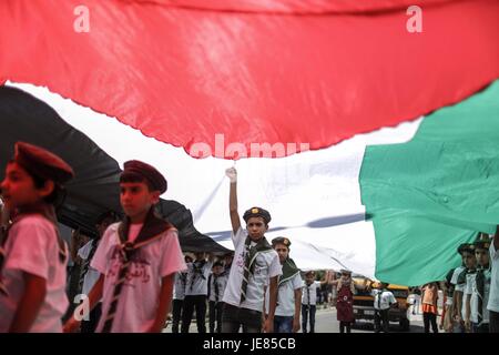 (170623) -- Gaza, 23 juin 2017 (Xinhua) -- les garçons scouts palestiniens brandis un grand drapeau palestinien lors d'un rassemblement marquant la Journée d'Al Qods ou la Journée de Jérusalem, dans la ville de Gaza, le 23 juin 2017 (Xinhua/Wissam Nassar) (DTF) Banque D'Images