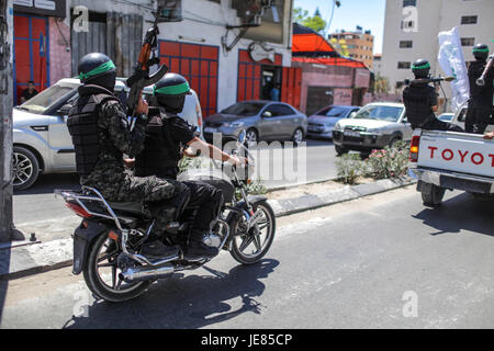 (170623) -- Gaza, 23 juin 2017 (Xinhua) -- Les membres de l'Ezzedine al-Qassam, l'aile militaire du mouvement islamiste palestinien Hamas prendre part en rallye marquant la Journée d'Al Qods ou la Journée de Jérusalem, dans la ville de Gaza, le 23 juin, 201 (Xinhua/Wissam Nassar) (DTF) Banque D'Images