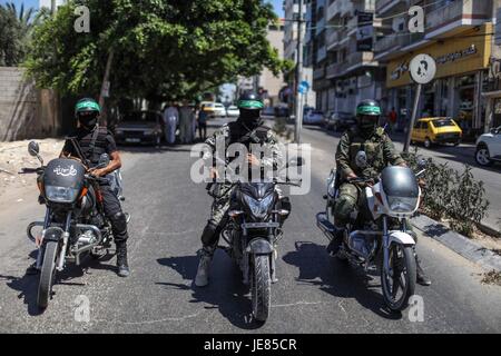 (170623) -- Gaza, 23 juin 2017 (Xinhua) -- Les membres de l'Ezzedine al-Qassam, l'aile militaire du mouvement islamiste palestinien Hamas prendre part en rallye marquant la Journée d'Al Qods ou la Journée de Jérusalem, dans la ville de Gaza, le 23 juin 2017. (Xinhua/Wissam Nassar) (DTF) Banque D'Images