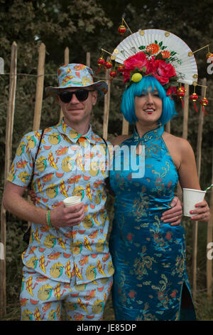 Glastonbury, Royaume-Uni. 23 Juin, 2017. Festivaliers le jour 1 de la 2017 au festival de Glastonbury digne Farm dans le Somerset. Date de la photo : Vendredi 23 Juin, 2017. Credit : Roger Garfield/Alamy Live News Banque D'Images