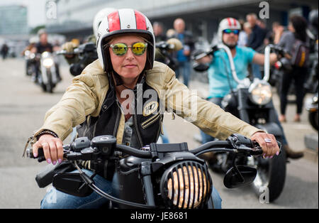 Hambourg, Allemagne. 26 Juin, 2017. Les visiteurs de la Harley Days arrivent à la place du festival à Hambourg, Allemagne, 26 juin 2017. La Harley Days aura lieu du 23 au 25 2017. Photo : Axel Heimken/dpa/Alamy Live News Banque D'Images