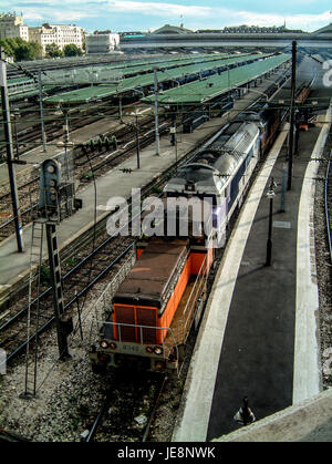 PARIS FRANCE - MARCHAND TRAIN DE QUITTER LA GARE DE L'EST © Frédéric Beaumont Banque D'Images