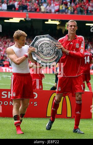 JOHN ARNE RIISE & PETER CROUCH LIVERPOOL V CHELSEA MILLENNIUM STADIUM CARDIFF WALES 13 Août 2006 Banque D'Images