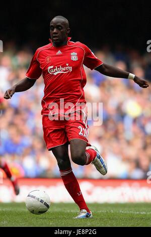 MOMO SISSOKO LIVERPOOL FC MILLENNIUM STADIUM CARDIFF WALES 13 Août 2006 Banque D'Images