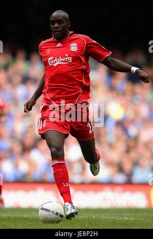 MOMO SISSOKO LIVERPOOL FC MILLENNIUM STADIUM CARDIFF WALES 13 Août 2006 Banque D'Images