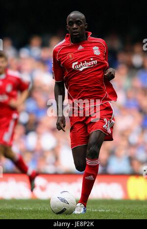 MOMO SISSOKO LIVERPOOL FC MILLENNIUM STADIUM CARDIFF WALES 13 Août 2006 Banque D'Images