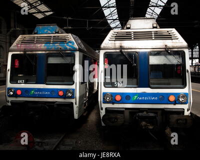 PARIS FRANCE - TRAINS DE BANLIEUE À LA GARE ST LAZARRE © Frédéric Beaumont Banque D'Images