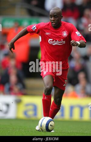 MOMO SISSOKO LIVERPOOL FC ANFIELD LIVERPOOL ANGLETERRE 25 Mars 2006 Banque D'Images