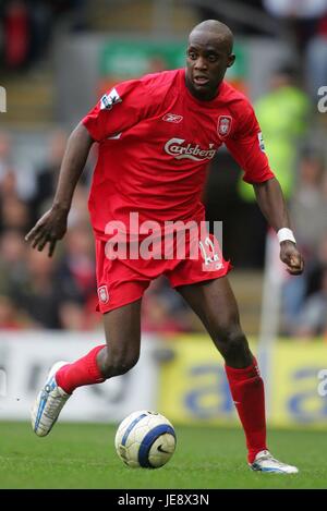 MOMO SISSOKO LIVERPOOL FC ANFIELD LIVERPOOL ANGLETERRE 25 Mars 2006 Banque D'Images