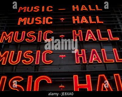 PARIS FRANCE - LES GRANDES LETTRES DE MUSI-HALL OLYMPIA THEATRE CONSIDÉRÉ COMME LE HAUT LIEU POUR LES ARTISTES INTERPRÈTES OU EXÉCUTANTS - BOULEVARD DE LA MADELEINE © Frédéric Beaumont Banque D'Images