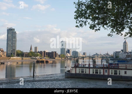 Tamise à Chelsea à la recherche au sud vers Battersea, Londres, Angleterre, Royaume-Uni Banque D'Images