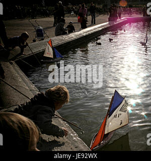 PARIS FRANCE - ENFANTS JOUANT AVEC DES VOILIERS DANS LE JARDIN DU LUXEMBOURG 2010 © Frédéric Beaumont Banque D'Images