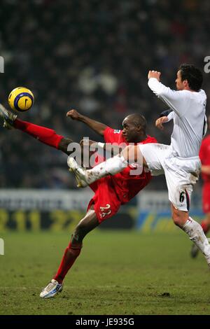 MOMO SISSOKO & GARY SPEED V BOLTON BOLTON REEBOK STADIUM LIVERPOOL ANGLETERRE 02 Janvier 2006 Banque D'Images