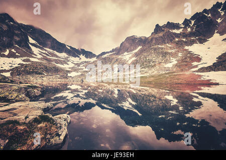 Les tons de couleur photo d'un lac en Hautes Tatras, en Slovaquie. Banque D'Images