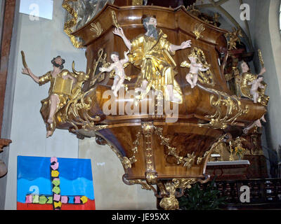 Une photographie de la Pfarrkirche hl. Laurentius in Ybbs an der Donau, prise le 19 octobre 2013, présentant l'architecture historique de cette église en Autriche. Banque D'Images