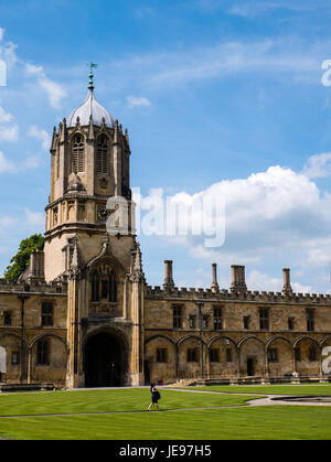 Marcher à travers l'élève Tom Quad,(avec tom tower) Christchurch College, Oxford University, Oxford, Oxfordshire, England, UK, FR. Banque D'Images