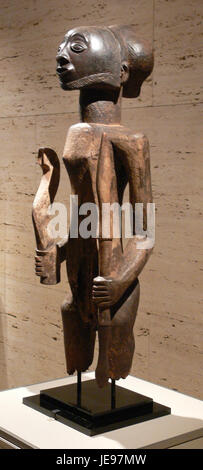 Cette figure ancêtre guerrière Hemba, exposée au Kimbell Art Museum, est une pièce importante de l'Afrique Originaire du peuple Hemba en Afrique centrale, il représente un ancêtre guerrier vénéré, avec des sculptures complexes et des caractéristiques symboliques reflétant les croyances culturelles et spirituelles de la communauté Hemba. Banque D'Images