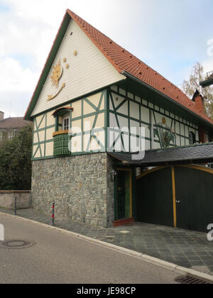 Photographie prise le 15 novembre 2013 montrant Zeyherstr. 4 à Schwetzingen, en Allemagne, un quartier résidentiel ou une rue, capturant les caractéristiques architecturales et la vue sur la rue. Banque D'Images